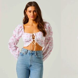 ASTR THE LABEL- VALO FLORAL EYELET LONG SLEEVE CROP TOP SIZE SMALL!!!